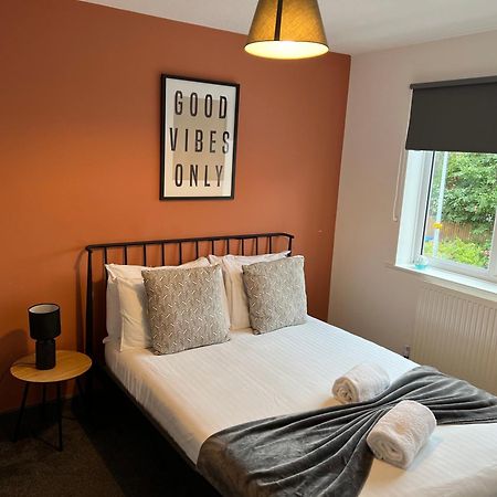 3 Bedroom House With Parking Manchester Exteriör bild