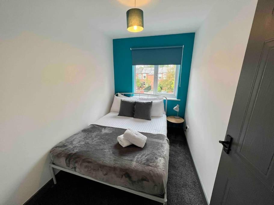 3 Bedroom House With Parking Manchester Exteriör bild