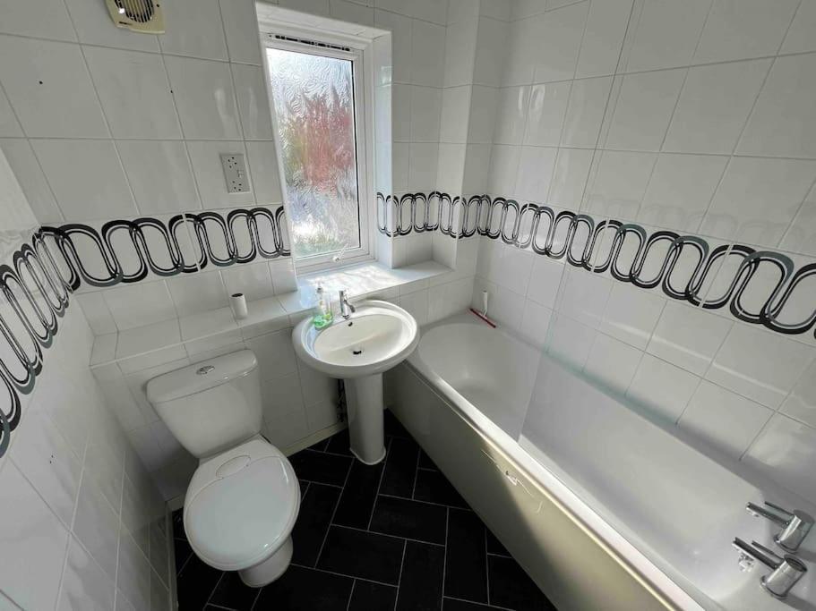 3 Bedroom House With Parking Manchester Exteriör bild